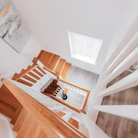 Semesterbostad Luxurious 5-bed Property *
