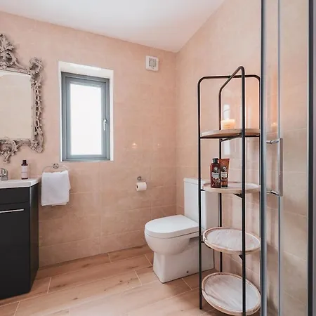 Semesterbostad Luxurious 5-bed Property *