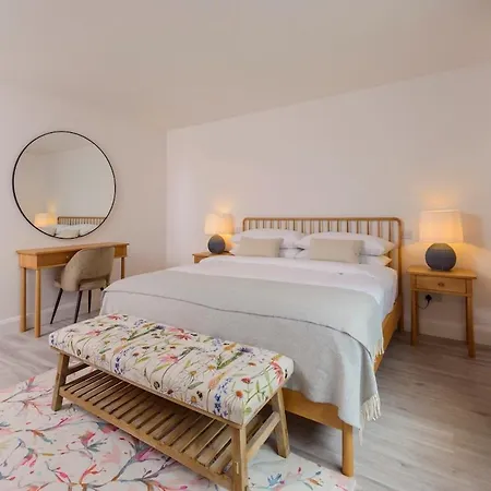 Luxurious 5-bed Property Nyaraló *